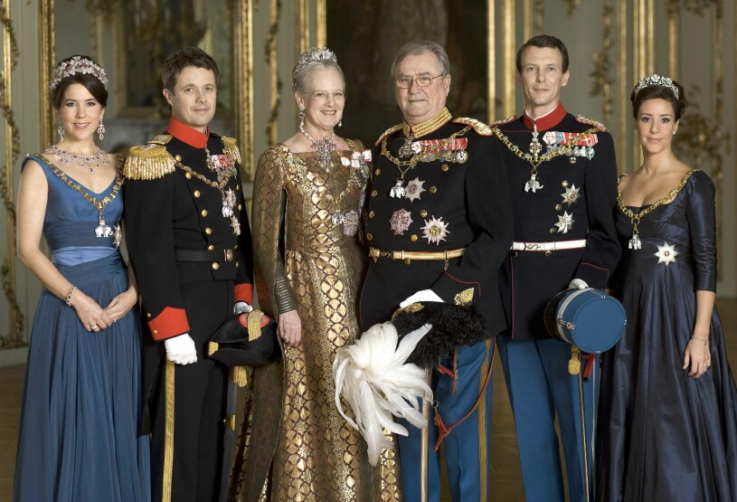 Det är så här det har sett ut genom åren, med Danmarks prinsar i paraduniform. Danska kungafamiljen