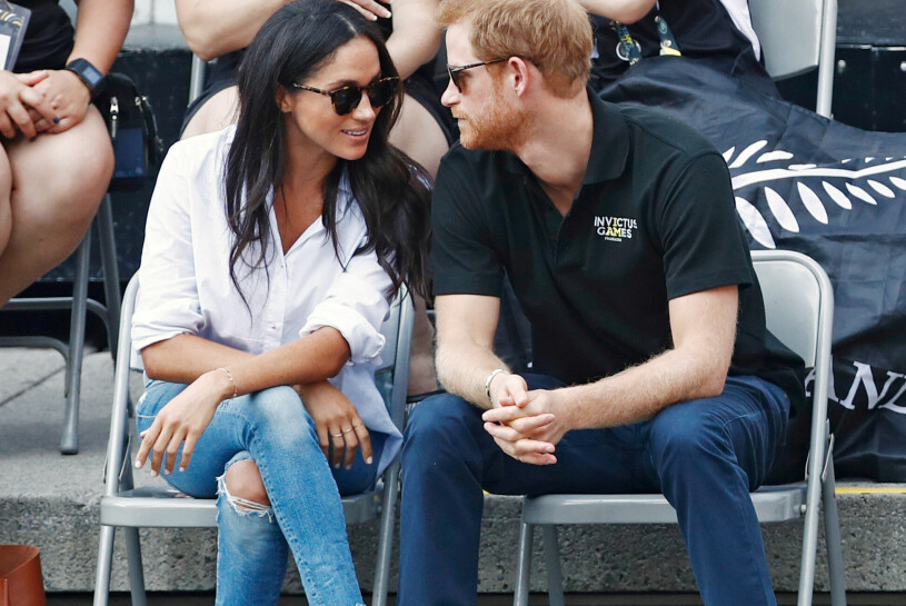 Hertiginnan Meghan hade på sig ett par trasiga jeans. Hertiginnan Meghan och prins Harry