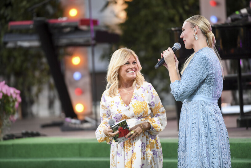 Programledaren Sanna Nielsen och artisten Pernilla Wahlgren under tisdagskvällens Allsång på Skansen.