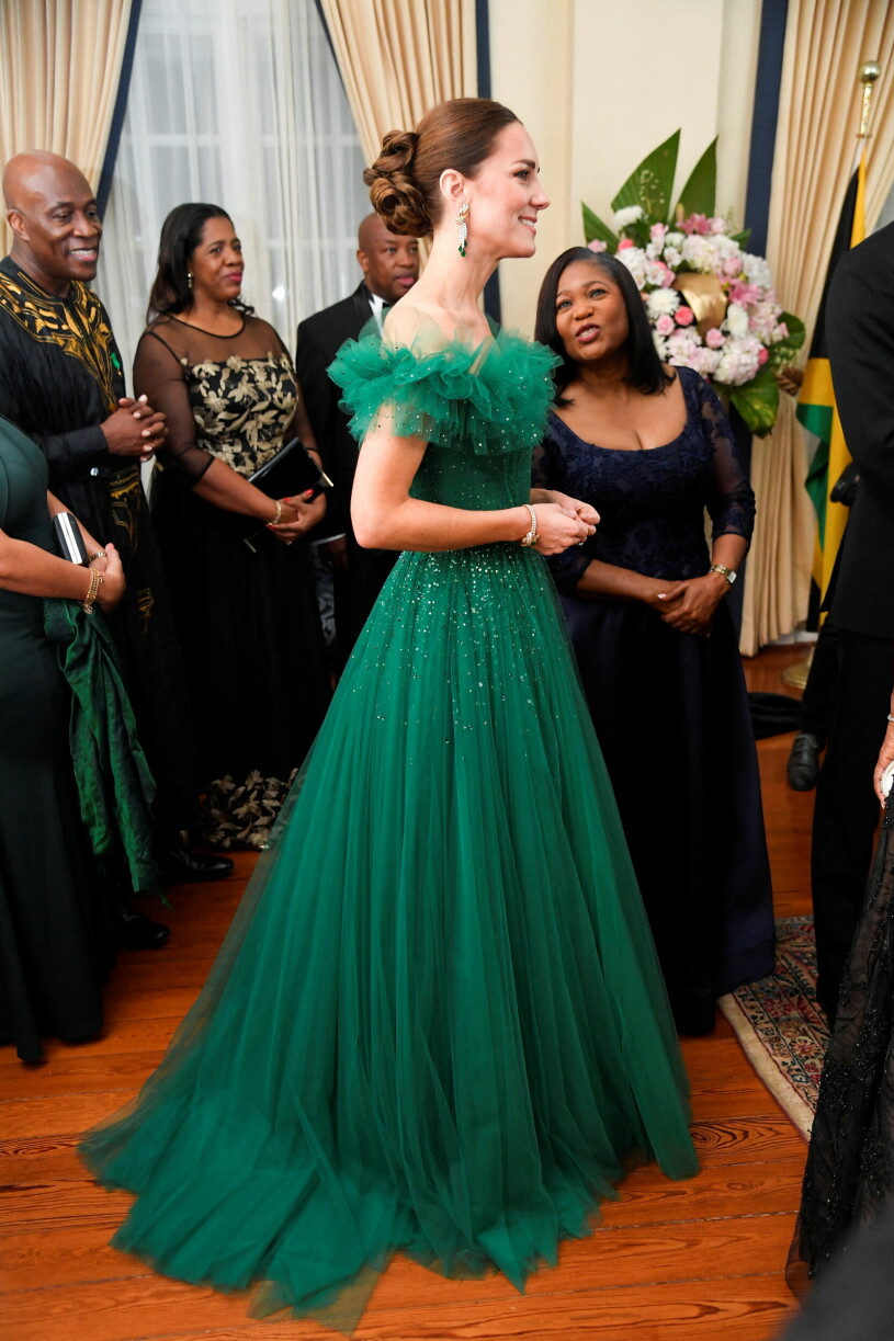 Kates aftonlook: Intensivt grön tyll från Jenny Packham. Kate i en grön tyllklänning från Jenny Packham