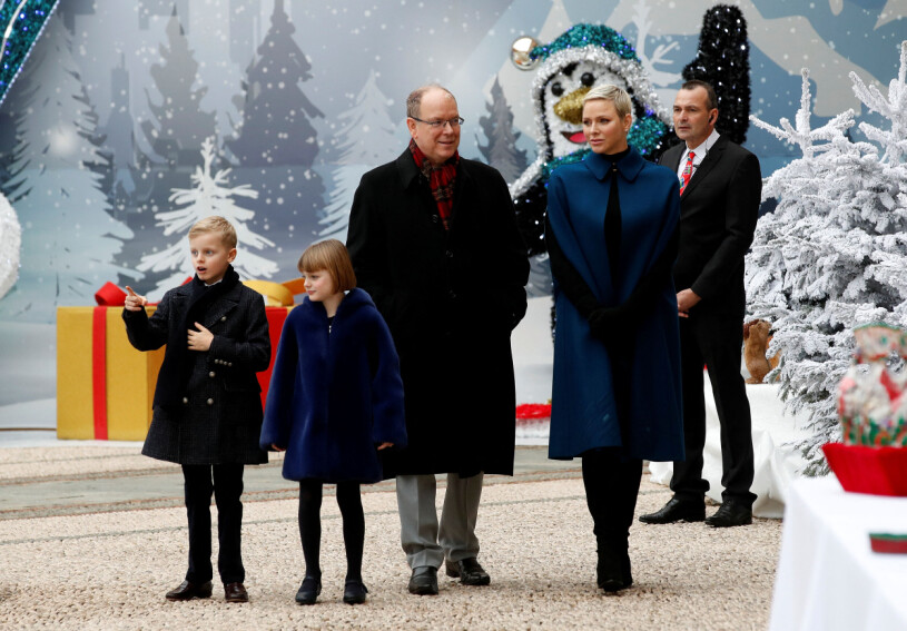 Furstefamiljen får fira jul tillsammans på Monaco i år, tillskillnad från i fjol. Prins Jacques, prinsessan Gabriella, furst Albert och furstinnan Charlene på den årliga julceremonin på Monacos palats