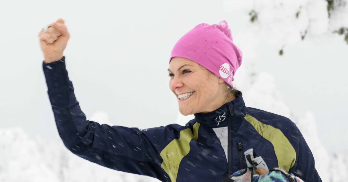 Kronprinsessan Victoria och kung Carl Gustaf åker skidor i Sälen