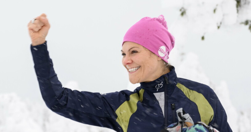 Kronprinsessan Victoria verkar nöjd, vilket hon illustrerar genom att knyta näven i någon slags segergest. Kronprinsessan Victoria och kung Carl Gustaf åker skidor i Sälen