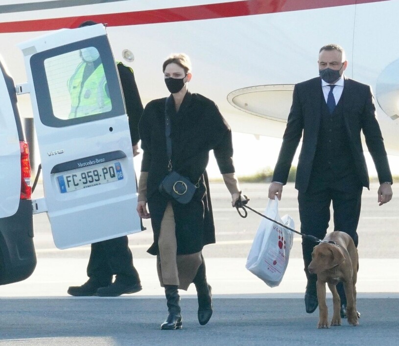 Första bilderna på Charlene. Klockan 08.45 landade hon på flygplatsen i Nice. Furstinnan Charlene