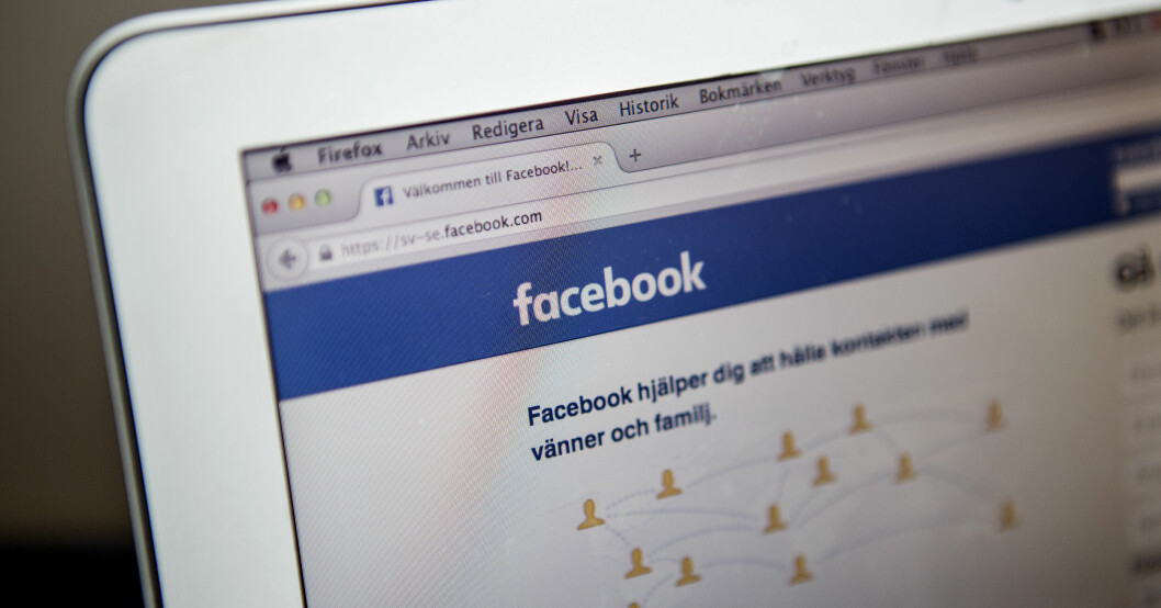 Många bedragare tar kontakt på sociala medier som Facebook.