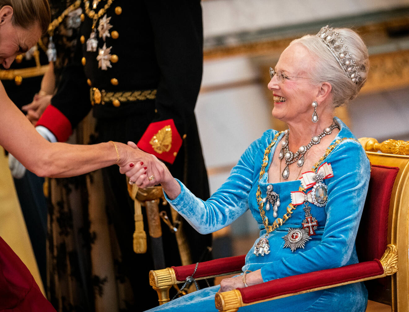 Drottning Margrethe hälsar sittande