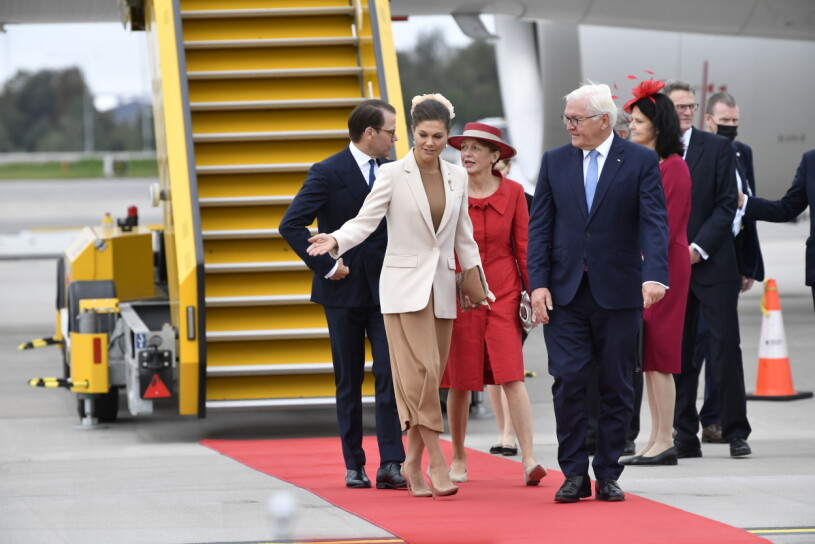 Kronprinsessan Victoria och prins Daniel tar emot Tysklands förbundspresident Frank-Walter Steinmeier och partner fru Elke Büdenbender på Arlanda.