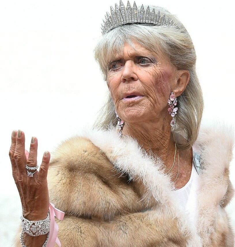 En tuff brud i lyxförpackning: Kungens syster prinsessan Birgitta. Kungens syster prinsessan Birgitta i pälscape och tiara