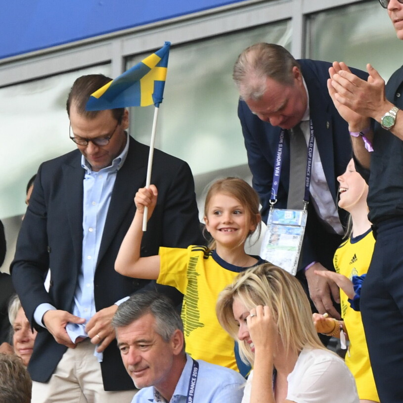 Estelle har gått i sina föräldrars fotspår och blivit en riktig sportentusiast! Prins Daniel och prinsessan Estelle på läktaren under gruppspelsmatchen Sverige-Thailand på Allianz Riviera, Stade de Nice under fotbolls-VM i Frankrike.