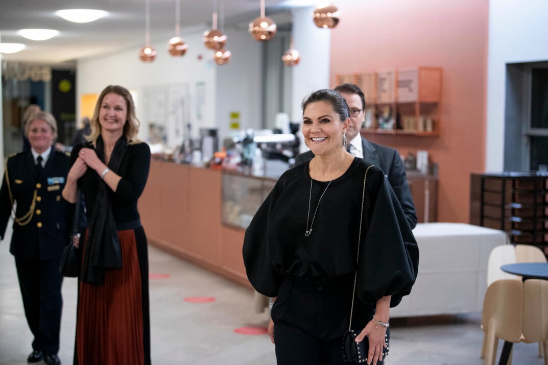 Victoria och Daniel gjorde sällskap med Sara Sandström från Prinsessan Estelles Kulturstiftelse. Kronprinsessan Victoria Sara Sandström