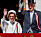 Kung Harald och drottning Sonja vinkar från slottsbalkongen under nationaldagsfirandet 2023