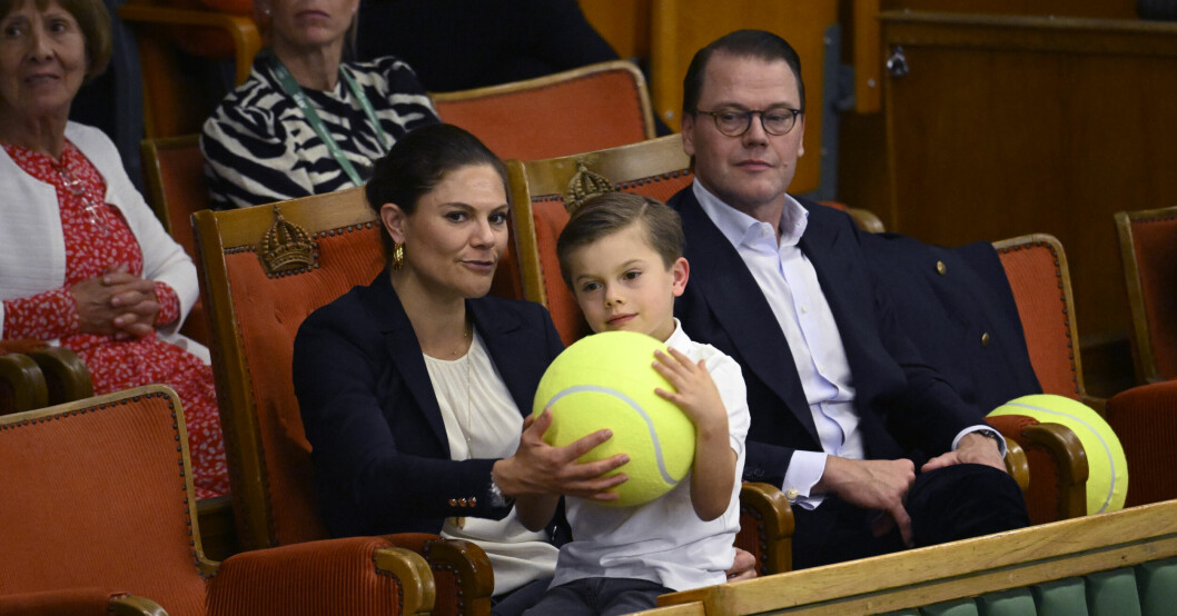 Prins Oscar hade kul med sin tennisboll! Kronprinsessan Victoria, prins Daniel och prins Oscar