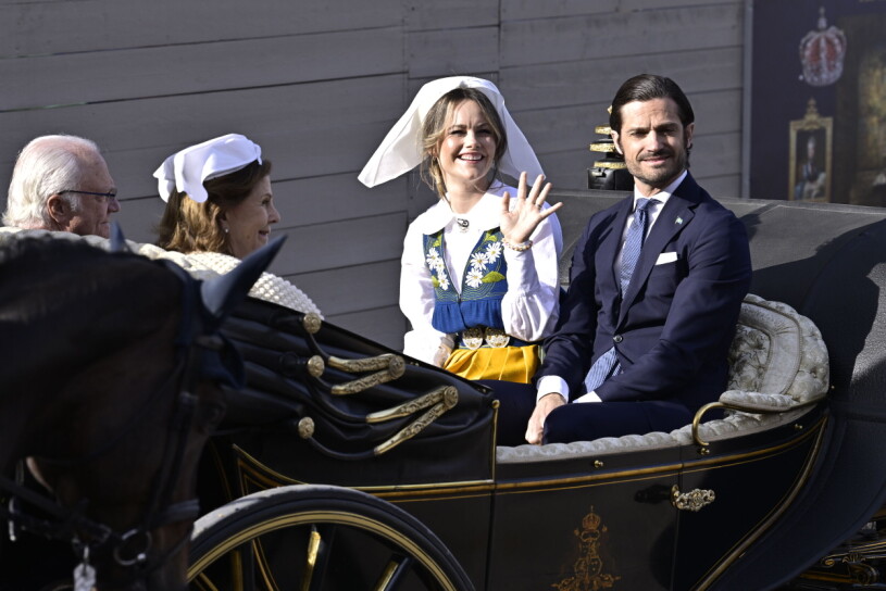 Vackra Sofia strålar som vanligt! Kung Carl Gustaf och drottning Silvia med prinsessan Sofia och prins Carl Philip åker kortege till Skansen för att fira nationaldagen traditionsenligt.