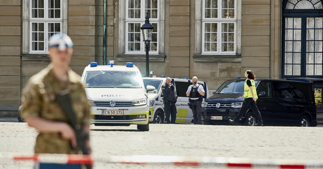 Bomblarm på Amalienborg slott under tisdagen. Amalienborg slott