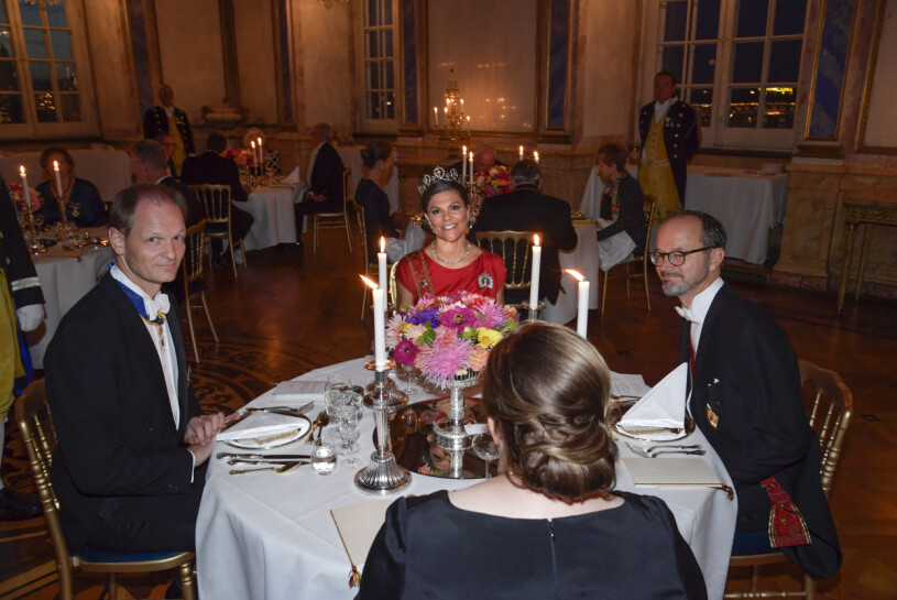 En coronasäkrad galamiddag: Bara fyra personer vid de runda borden. Vita havet galamiddag Kungliga slottet kronprinsessan Victoria