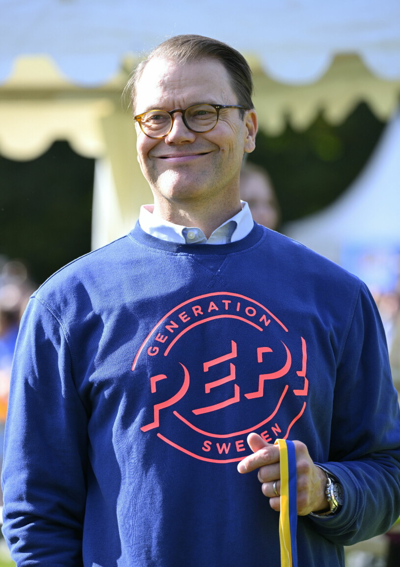Kronprinsessparet är initiativtagare till Generation Pep. Prins Daniel står redo att dela ut medaljer efter Prins Daniels lopp på Pep-dagen i Hagaparken, Stockholm 2022