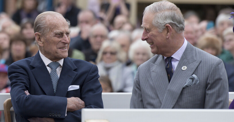 Prins Philip och prins Charles ler