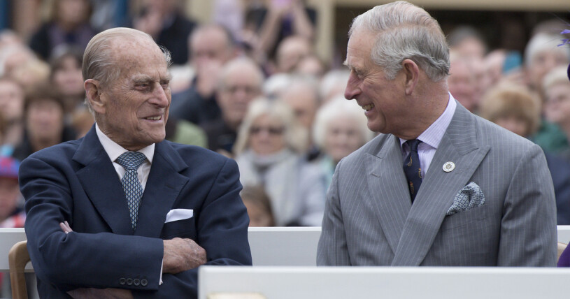 Prins Charles har sagt att han saknar sin pappa "enormt". Foto: Prins Philip och prins Charles ler