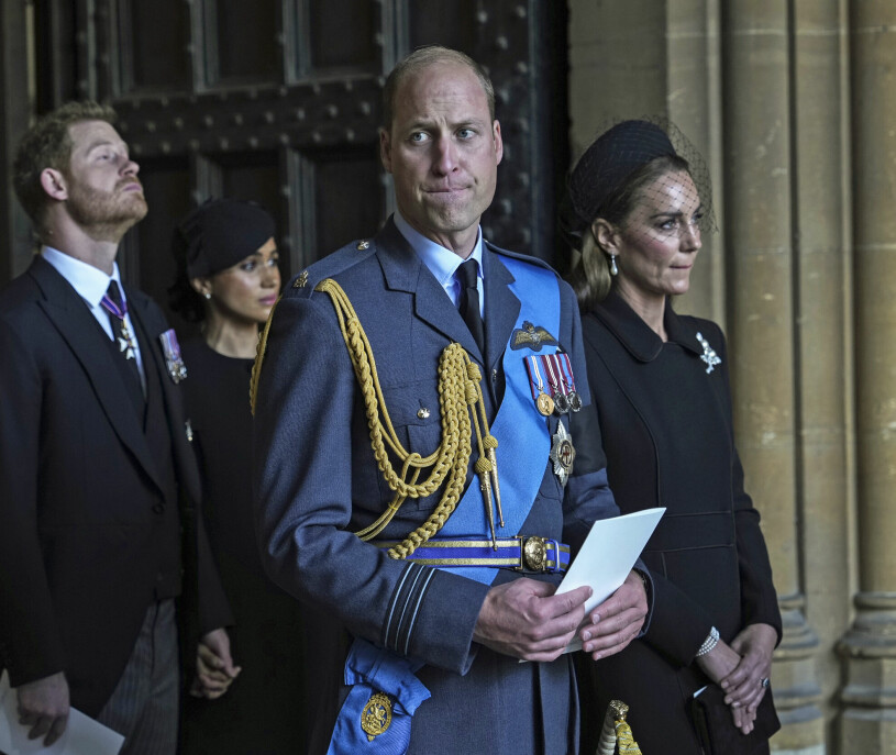 En mycket sammanbiten prins William. Prins William och Kate vid ceremonin för drottning elizabeth