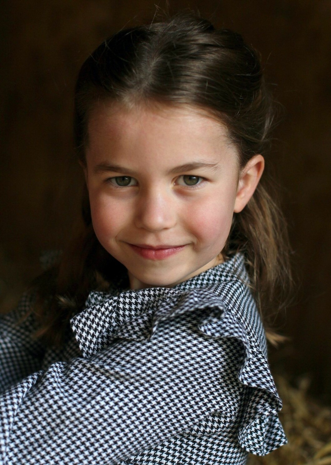 Prinsessan Charlotte firar femårsdagen med nya bilder. Prinsessan Charlotte hjälpte till att dela ut mat.