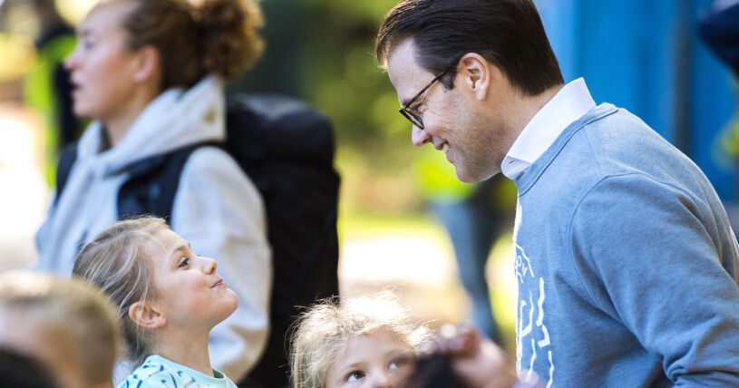 Prinsessan Estelle och prins Daniel mitt i ett lekfullt ögonblick. Prinsessan Estelle och prins Daniel ler mot varandra