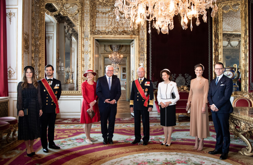 Kungafamiljen med sina gäster i den överdådiga Viktoriasalongen. Kungafamiljen Tysklands president Frank-Walter Steinmeier fru Elke Büdenbender