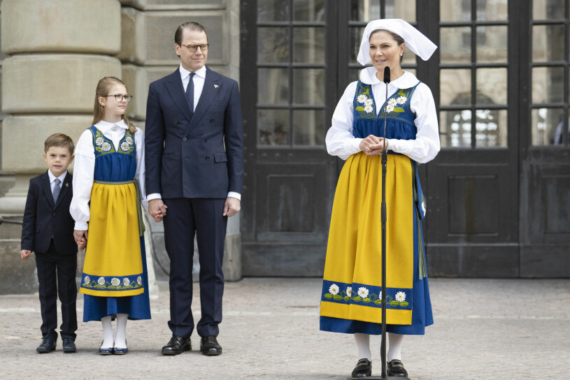 Victoria talade till folksamlingen vid slottet medan Oscar, Estelle och Daniel höll handen. Kronprinsessfamiljen på nationaldagen