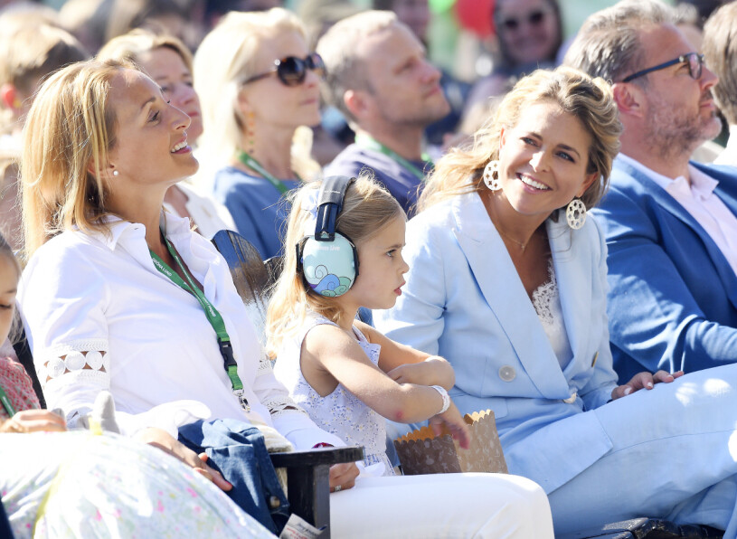 Katarina och Madeleine är mycket nära vänner.