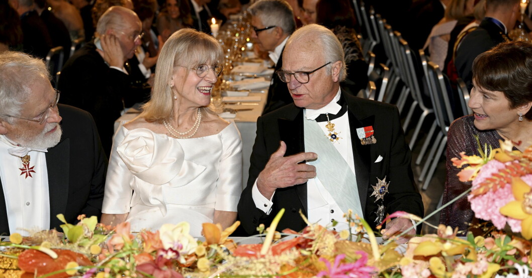 Kungen tillsammans med professor Evi Heldin, Nobelpristagaren i fysik Anton Zeilinger, samt pristagaren i kemi Carolyn Bertozzi. Kung Carl XVI Gustaf och professor Evi Heldin under middagen vid Nobelbanketten i Blå hallen i Stadshuset i Stockholm. Till vänster Nobelpristagaren i fysik Anton Zeilinger och till höger pristagaren i kemi Carolyn Bertozzi.