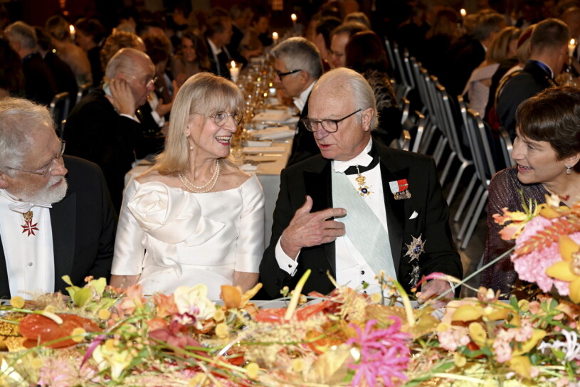 Kung Carl XVI Gustaf och professor Evi Heldin under middagen vid Nobelbanketten i Blå hallen i Stadshuset i Stockholm. Till vänster Nobelpristagaren i fysik Anton Zeilinger och till höger pristagaren i kemi Carolyn Bertozzi.
