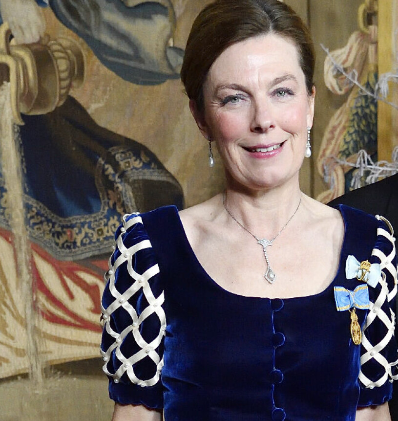 Anna Hamilton i sin hovdräkt. Hon bär alltid drottningens krönta spegelmonogram (det är det du ser till höger). Anna Hamilton Statsfru vid hovet Drottning Silvia