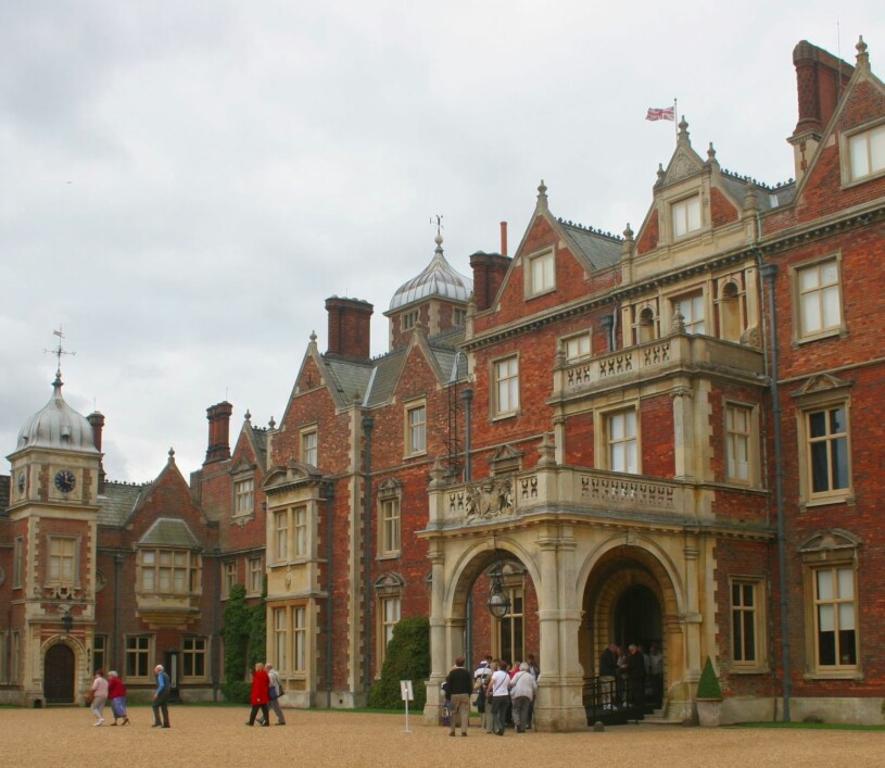 Sandringham House – här befinner sig drottning Elizabeth just nu. Drottning Elizabeth Brittiska kungafamiljen Slottet Sandringham House
