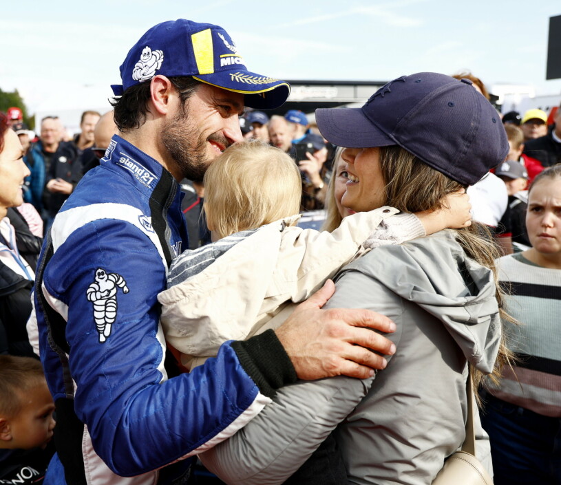Det är så fint att se hur Carl Philip och Sofia alltid stöttar varandra. Prins Carl Philip, prinsessan Sofia, prins Julian efter race 2 i Porsche Sprint Challenge under lördagens tävlingar på Mantorp Park.