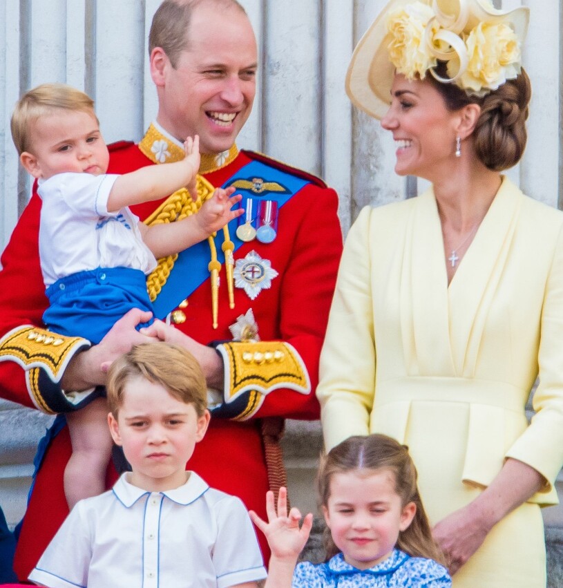 Kate och William med sin familj: Prins Louis, 3, prins George, 7, och prinsessan Charlotte, som fyller 6 år på söndag. Prins William Kate Familjen Prins Louis Prins George Prinsessan Charlotte