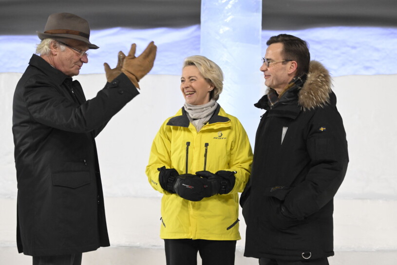 Kungen samtalade bland annat med EU-kommissionens ordförande Ursula von der Leyen och statsminister Ulf Kristersson. Kung Carl Gustaf, EU-kommissionens ordförande Ursula von der Leyen och statsminister Ulf Kristersson (M) i samband med ett gruppfototillfälle tillsammans med svenska ministrar och EU-kommisionärer inför kvällens middag på Ishotellet Jukkasjärvi.