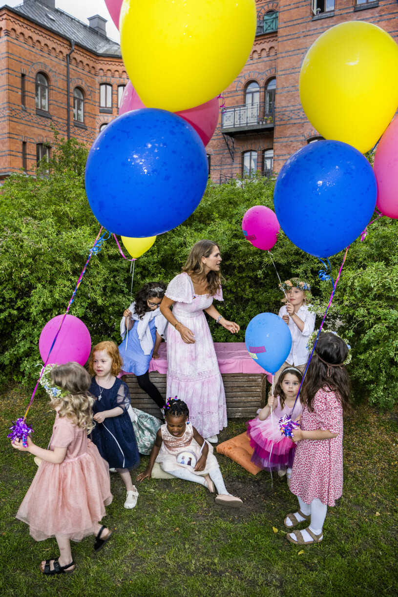 Prinsessan Madeleine med sju av dagens åtta små gäster. Kalas hos prinsessan Madeleine på Kungliga Hovstallet för Min Stora Dag