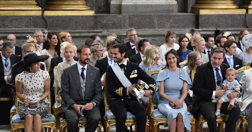 Kronprinsessan Mary och kronprins Haakon, till höger prins Carl Philip, prinsessan Sofia och Chris O’Neill med prins Nicolas. Prins Oscars dop 2016. Kronprinsessan Mary kronprins Haakon prins Carl Philip prinsessan Sofia och Chris O’Neill med prins Nicolas