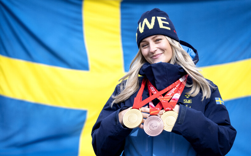 Utförsåkaren Ebba Årsjö tog hela tre medaljer, två guld och ett brons under Paralympics i Peking 2022.