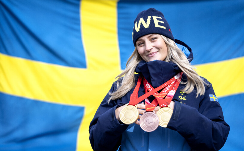 Ebba Årsjö tog hela tre medaljer under Paralympics i Peking 2022! Utförsåkaren Ebba Årsjö tog hela tre medaljer, två guld och ett brons under Paralympics i Peking 2022.