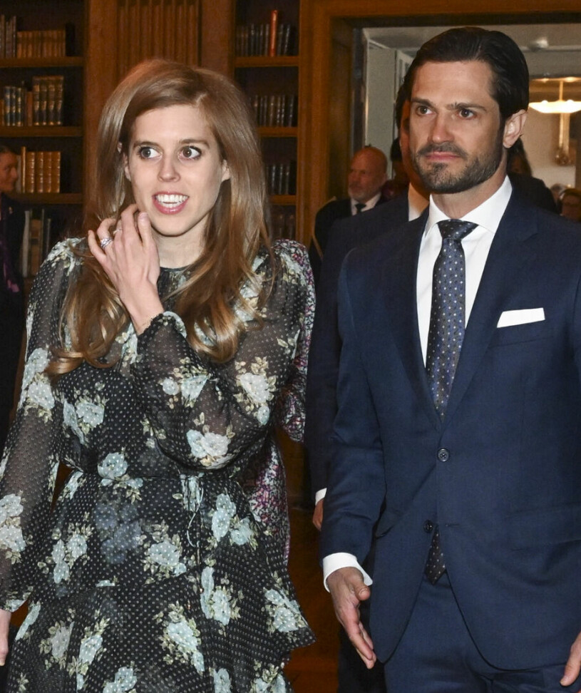 Nya kungliga vänskapen: Beatrice och Carl Philip – som dessutom är släkt. Kungen är brylling till hennes farmor drottning Elizabeth! Prinsessan Beatrice med prins Carl Philip vid World Dyslexic Assembly 2022