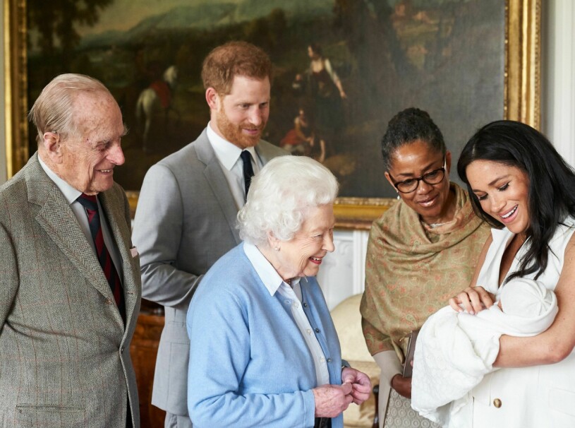 Kontakten med den äldre generationen och de brittiska rötterna blir också svår för barnen i USA.