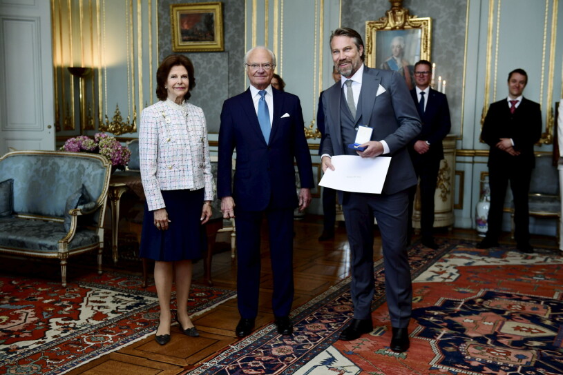Drottning Silvia och kung Carl Gustaf delar konungens medalj för förtjänster inom svensk idrott till ishockeyspelaren Peter Forsberg på Stockholms slott. Förre hockeyspelaren Peter Forsberg tar emot medalj.