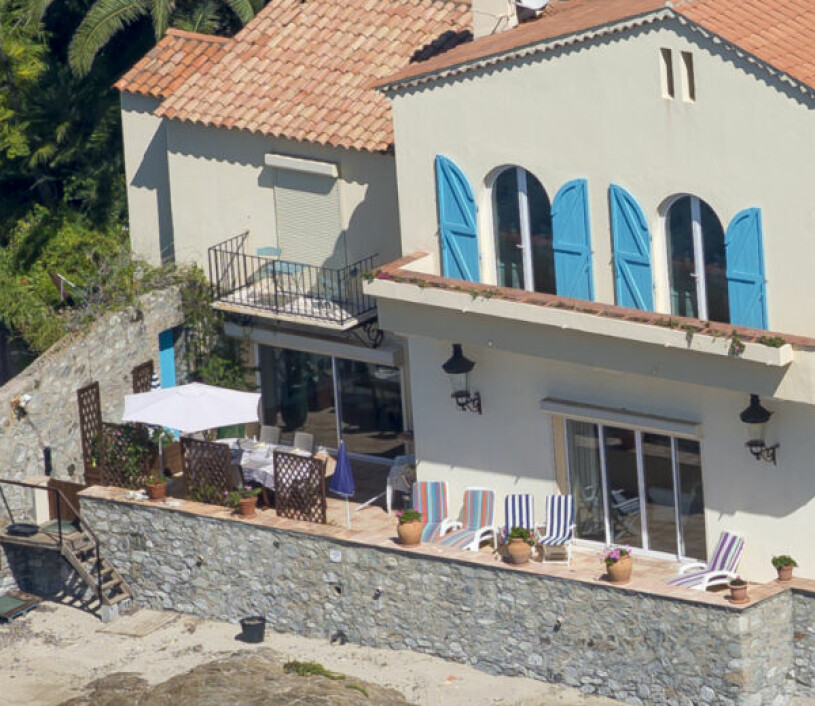 Terrassen som nästan doppar tårna i havet. Vem skulle inte vilja äta sin Salad Nicoise där? Terrassen på kungafamiljens rivierahus Villa Mirage