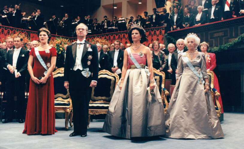 ...så år 2030 lär Estelle göra Nobeldebut i minidiadem och sin första Nobelklänning. Kungafamiljen på Nobel 1995