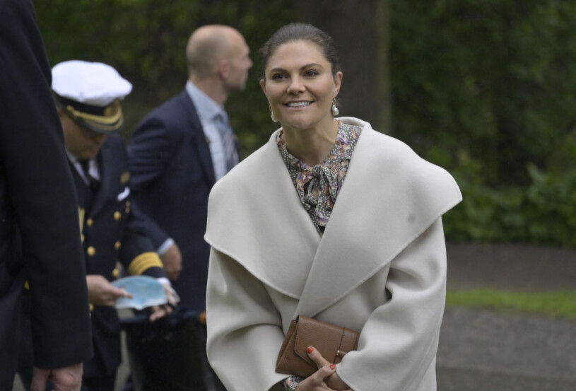 Dit Victoria går, dit går också adjutanten. Kronprinsessan Victoria Nordiska Museets och Skansens Vänner