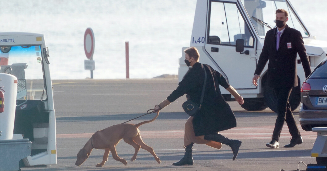 Furstinnan Charlene på flygplatsen i Nice inför återföreningen med familjen, som blev kort. Furstinnan Charlene på flygplats