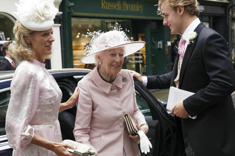 Här anländer drottning Elizabeths kusin prinsessan Alexandra, Floras farmor. Prinsessan Alexandra Julia Ogilvy Tim Vesterberg bröllop