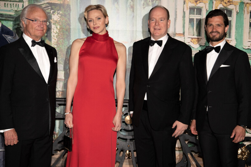 När kungen och prins Carl Philip träffade Charlene och furst Albert i samband med Monte Carlo-rallyt 2019 var hon sitt vanliga glamourösa jag. Idag visar Charlene ett helt nytt mörker. Kungen Furstinnan Charlene av Monaco Furst Albert Prins Carl Philip