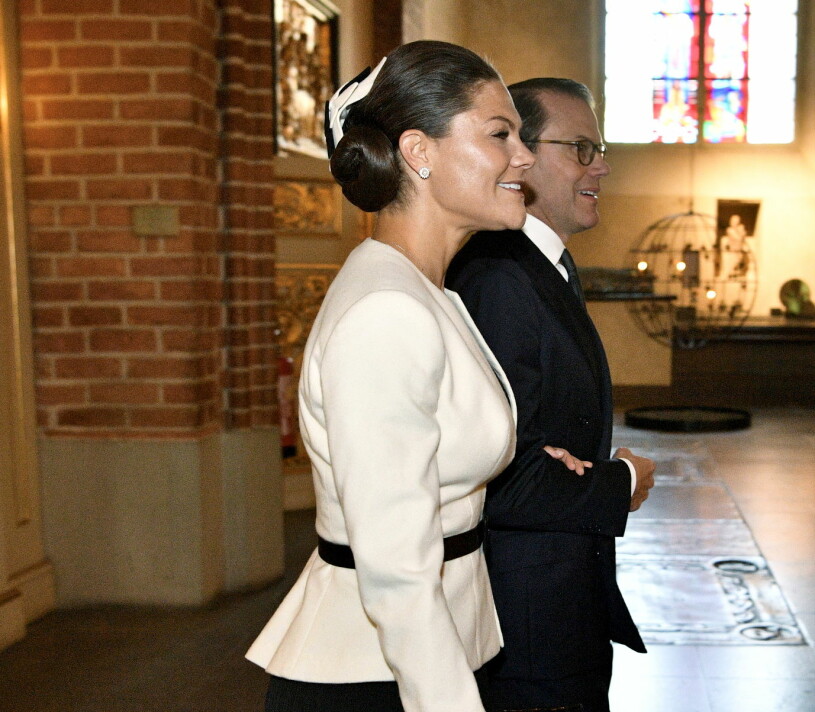 Victoria i vitt och svart. Kronprinsessan Victoria Vit dräktjacka Storkyrkan 2021