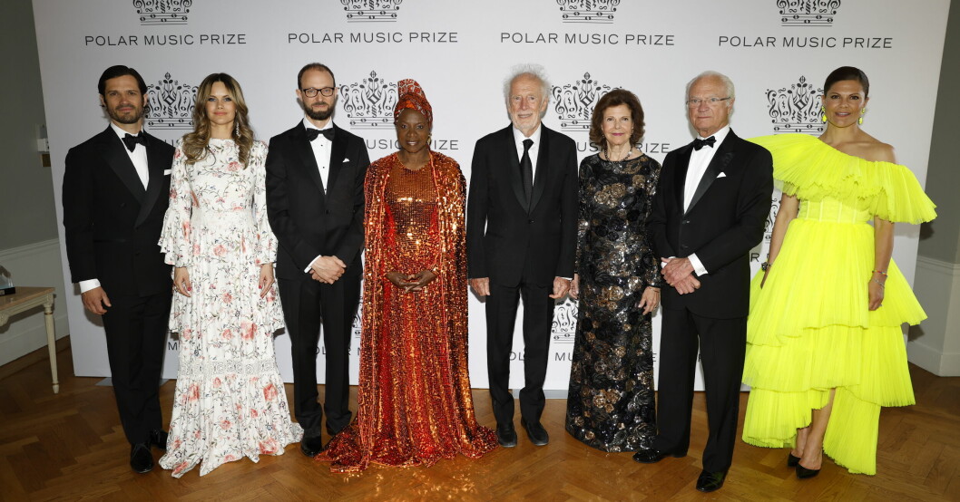 En stilig kunglig uppställning på Polarpriset! Prinsessan Sofia, prins Carl Philip, Michael Pärt, son till pristagaren Arvo Pärt, pristagaren Angélique Kidjo, pristagaren Chris Blackwell, drottning Silvia, kung Carl Gustaf och kronprinsessan Victoria poserar för en gruppbild när Polarpriset